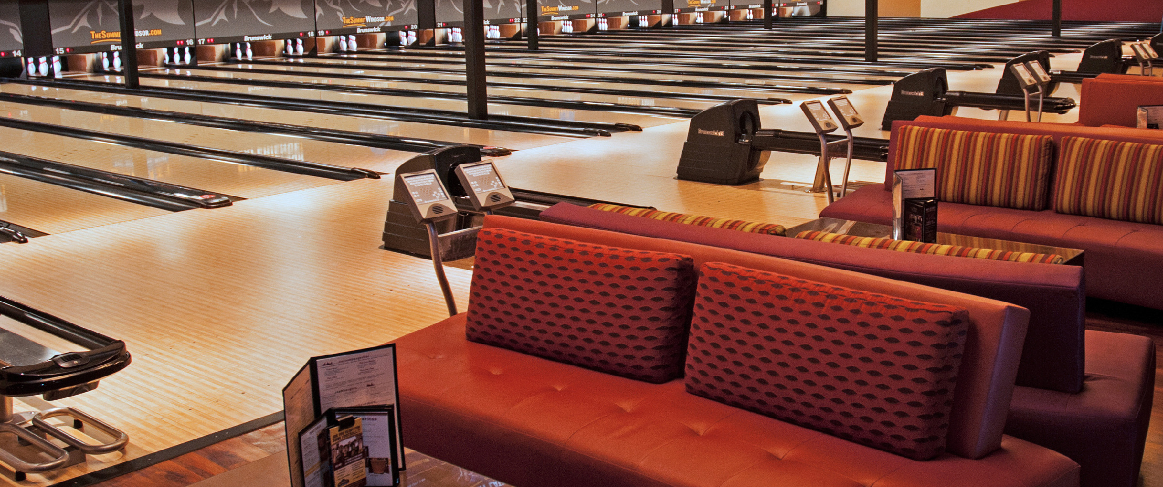 Modern bowlinghall med färgstark belysning